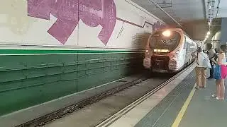 Tren 465 destinaci&oacute; Sant Celoni entrant a l'estaci&oacute; de Sant Andreu.