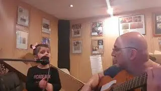 Aurora la Chaqueta con su abuelo Juan Ra en el estudio