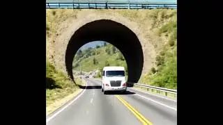 Fourgonnette sur une route alpine.