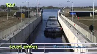 Locking a ship at Lock Empel, Maximakanaal - Sluis Empel