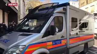 Arrêté dans l'ambassade d'Equateur à Londres, Julian Assange comparaît devant un tribunal
