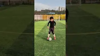 Retreat and observe from both sides simultaneously#Basic skills of football#Ball