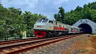 30 KERETA API PANJANG‼️HUNTING KERETA API NGEBUT DI PERLINTASAN MENIKUNG HARI INI