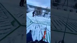 Чистка снега с кровли. Здание Администрации. Лениногорск.