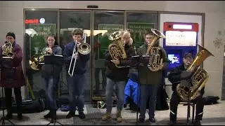 Posaunenchor St:Michael spielt Weihnachtslieder / im Hauptbahnhof Hildesheim / 22.12.2024