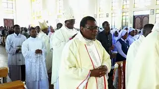 ANDAMO KUELEKEA ADHIMISHO LA MISA TAKATIFU MAHAFALI YA 17 CHUO KIKUU CHA MWENGE JIMBO KATOLIKI MOSHI