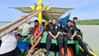 Humas Polres Sampang Mendampingi Kapolres Sampang AKBP Hartono Ke Pulau Mandangin 
