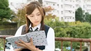طالب فاشل بيطارد بنت جميلة و يضايقها لحد ما بيظهر حبيبها اوسم شاب فى المدرسة و بيدافع عنها.