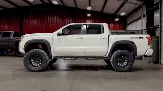 Nissan Frontier pro4x 2024 года с 6-дюймовым лифтом подвески Rough Country на 34-дюймовых дисках
