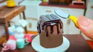 How to cook a miniature chocolate cake: Baking and decorating a miniature chocolate cake