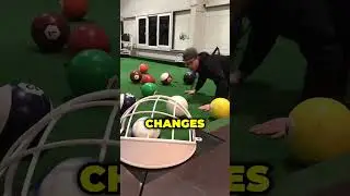 Огромный бассейн с футбольными мячами...