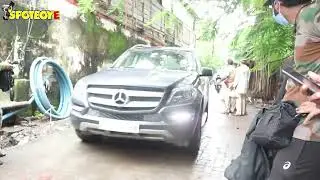 Akshay Kumar With Family Arrive Back At Home After His Mothers Funeral | SpotboyE