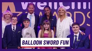 Принц Гарри устроил весёлый поединок на мечах на церемонии вручения премии WellChild Awards | Кор...