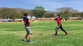 Reto de Resolver el cubo y dominar el bal&oacute;n!/Reto de #ArSpeedcuber