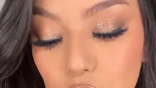 Step by step eyeshadow tutorial anyone can create with a pop of glitter ✨