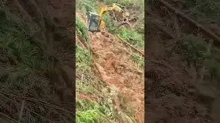 Excavator Precisely Operates, Pushing a Large Amount of Silt Down the Valley!