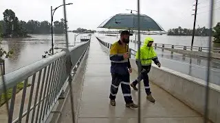 Windsor Bridge swamped by rising flood waters