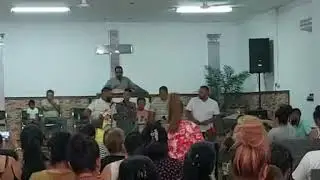 Jovenes de cristo cantando en la iglesia de Mengibar