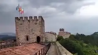 🇪🇸 San Vicente de la Barquera desde lo alto del castillo 🏰✨ | Vistas m&aacute;gicas de Cantabria 🌊💙