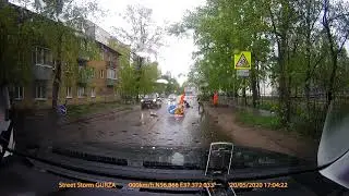 Дорожники кладут асфальт в лужи (г.Кимры 20.05.2020)