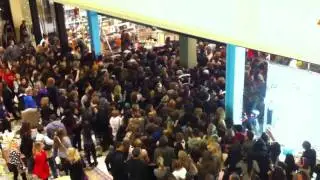 Black Friday Crowd Rushing into Urban Outfitters