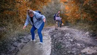 Увёз девушку в лес, а она прыгает в грязь 😀. Уехал от городской суеты, ночёвка в лесу отменяется 💤