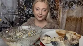 Мукбанг/Mukbang. Скумбрия и салат с морской капустой.