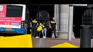 Klimaatactivisten van Extinction Rebellion blokkeren de ingang van het Rijksmuseum.