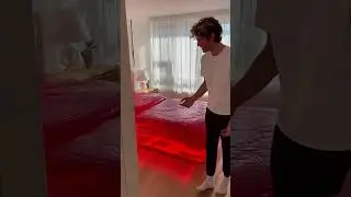 Парень прыгает в желеобразную кровать. Видео с ИИ.