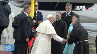 Pope Francis bids farewell to Romania to return to Rome