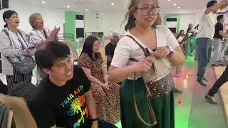 Мы играем в боулинг.