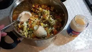 Mio marito piace tanto la insalata russa!/Preparo la cena...