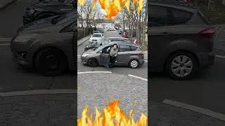 LKW muss beide Spuren nutzen um rechts abzubiegen &ndash; Autofahrer rastet aus! 😡😂 #roadrage