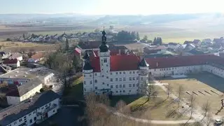 Fossolinviaggio: in volo con il drone sopra il castello di Hartheim