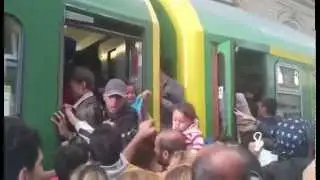 Így rohamozták meg a vonatot a menekültek a Keleti pályaudvaron