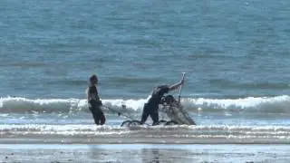Tellineurs sur la plage de Goulien