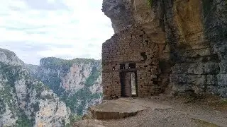 Μοναστήρι Αγίας Παρασκευής Μονοδένδρι - απόκρημνο μονοπάτι  για σπηλιές