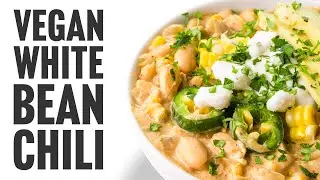 Сливочный чили из белой фасоли, который на вкус как будто вы трудились весь день.