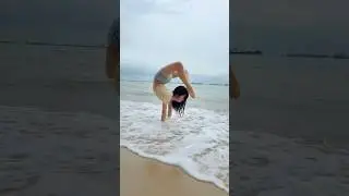 Scorpion Handstand #yogapose #handstandworkout #yoga #flexibilitycheck