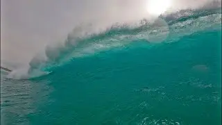 Mala idea Soltar una tabla de Surf en olas Grandes
