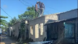 Entregando tacos de Lesmer#instalación del techo#proyecto todo es posible.