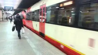 Pociąg SKMWA 2x19WE wjazd na stację Warszawa Śr&oacute;dmieście