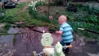 Смешные детки. Лужка!!! Раз, два, три - прыг!