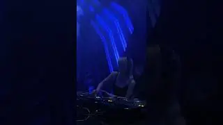 Mời cả đo&agrave;n m&igrave;nh nghe nhạc 