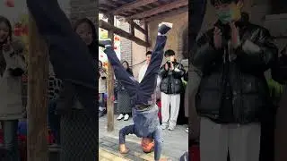 万岁山武侠城韦小宝和游客大爷斗舞真带劲#万岁山武侠城 #万岁山韦小宝 #来万岁山武侠城看斗舞了