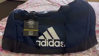Testbericht adidas Defender 4 Medium Duffel Bag, f&uuml;r eine mittelgro&szlig;e Duffel passt eine Menge hinein