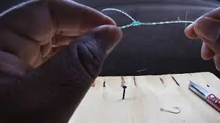 Como poner anzuelos en l&iacute;nea de pesca de forma f&aacute;cil