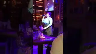 AMAZING !! Waitress Sings incredible voice  (caught on camera)