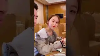 冒死给闺蜜的老公夹菜…