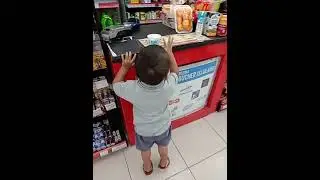 Hasbi beli ice cream udah di makan baru di bayar 😂
